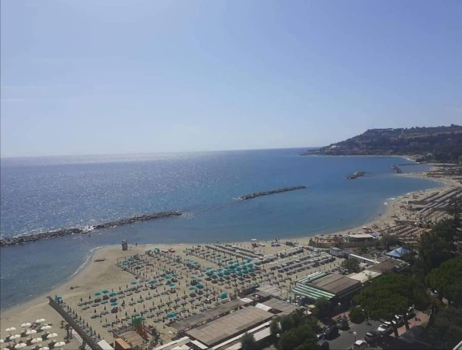 Casa Noemi, A Pochi Passi Dalle Spiagge E Dal Centro Di Arma Di Taggia. ภายนอก รูปภาพ